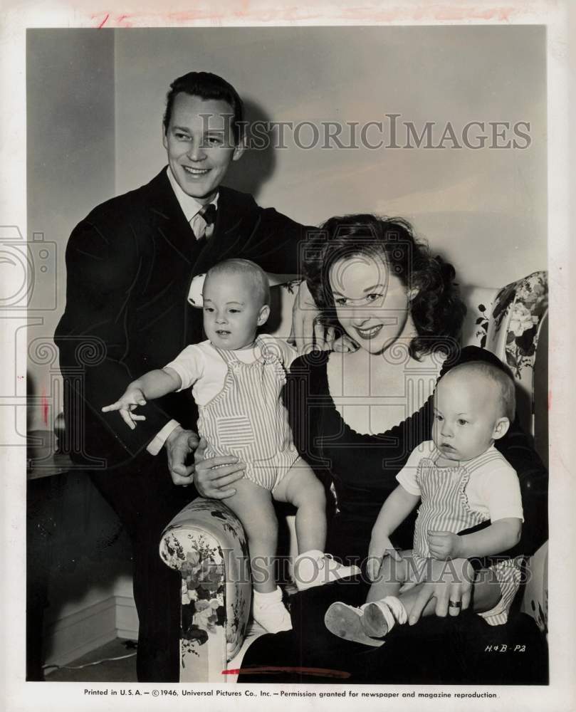 1946 Press Photo Susan Hayward and husband Jess Barker with their twins - Historic Images