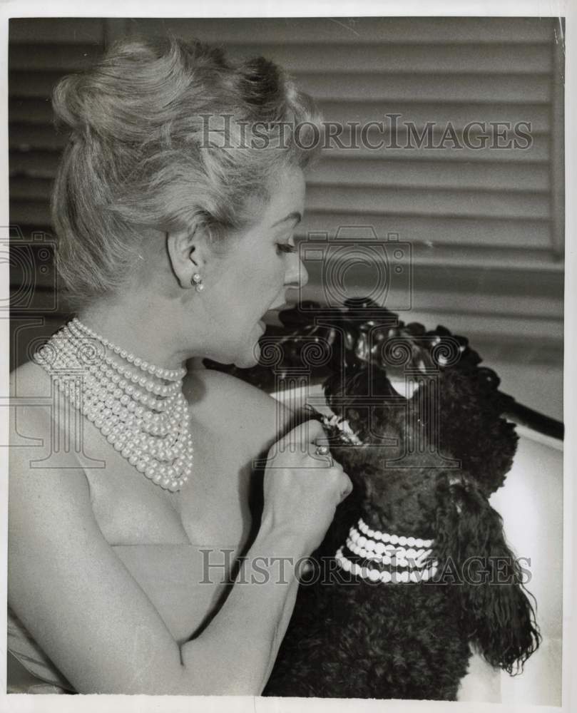 1959 Press Photo Actress Elaine with her poodle Jimmy, wearing matching pearls- Historic Images