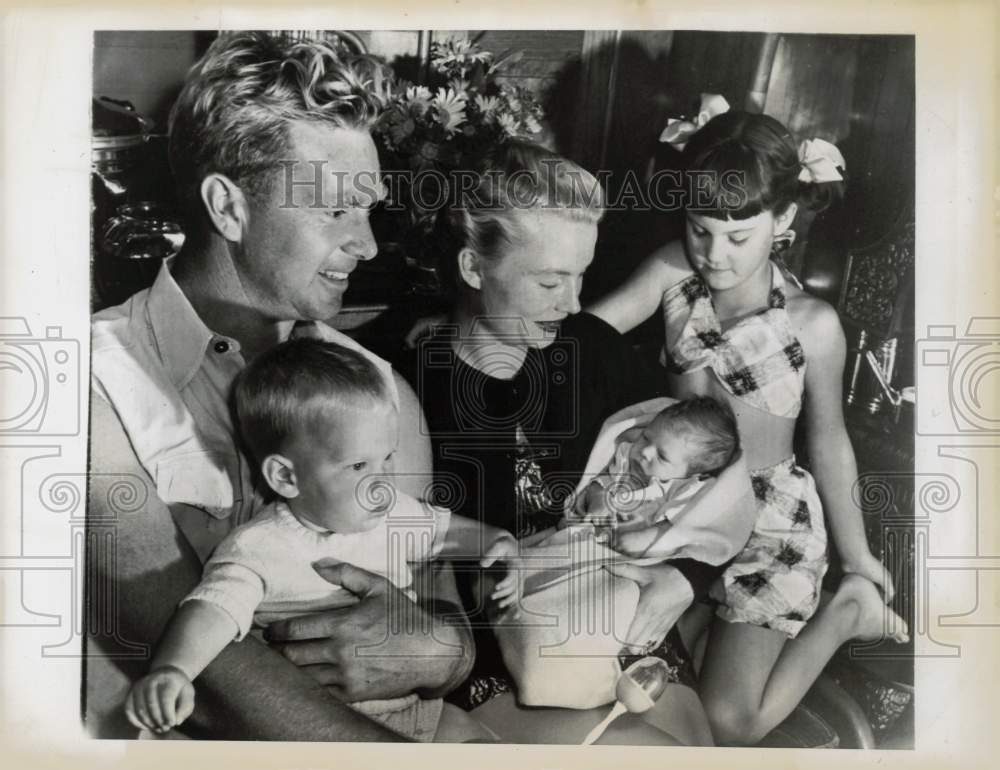 1949 Press Photo Actor Stirling Hayden &amp; Family, California - kfa05264 - Historic Images