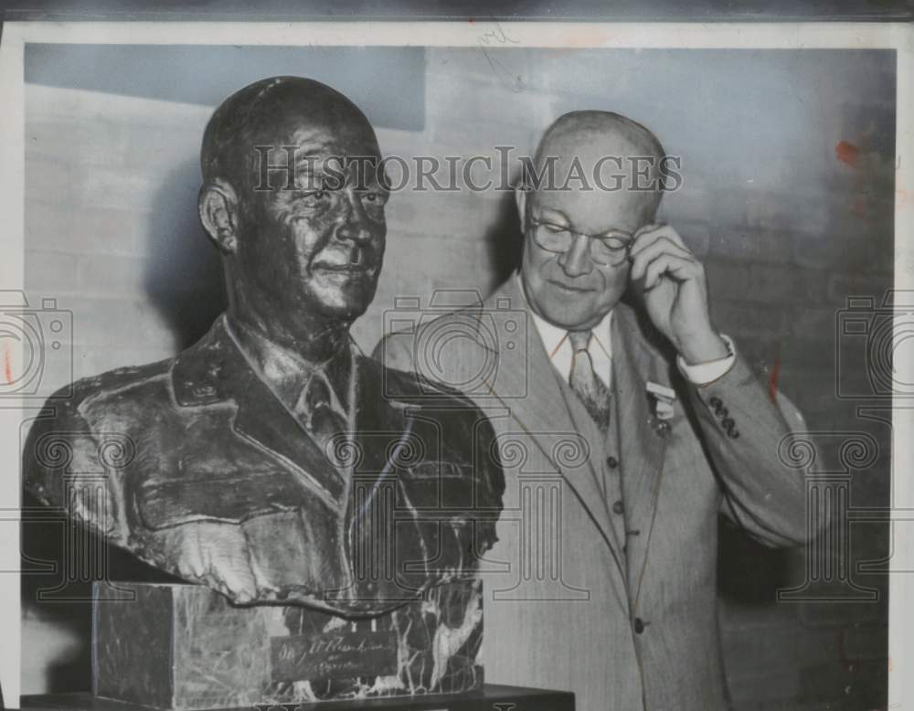 1955 Press Photo Dwight D. Eisenhower with bust of himself by Jo Davidson- Historic Images