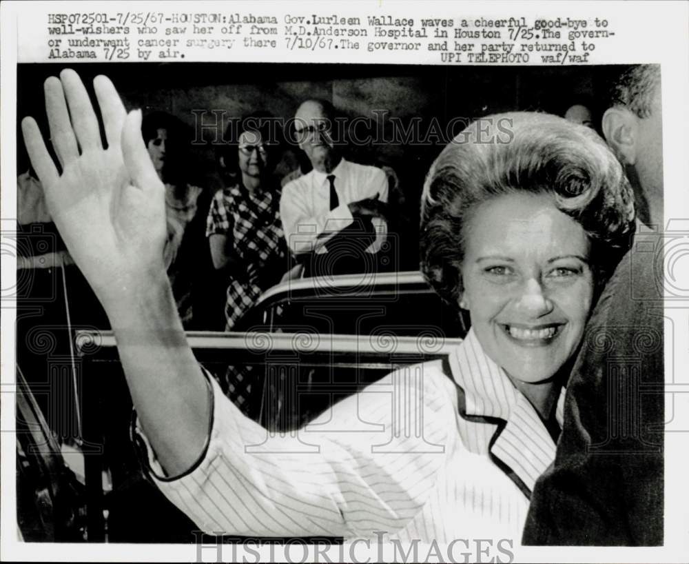 1967 Press Photo Lurleen Wallace waves to supporters outside Houston hospital- Historic Images