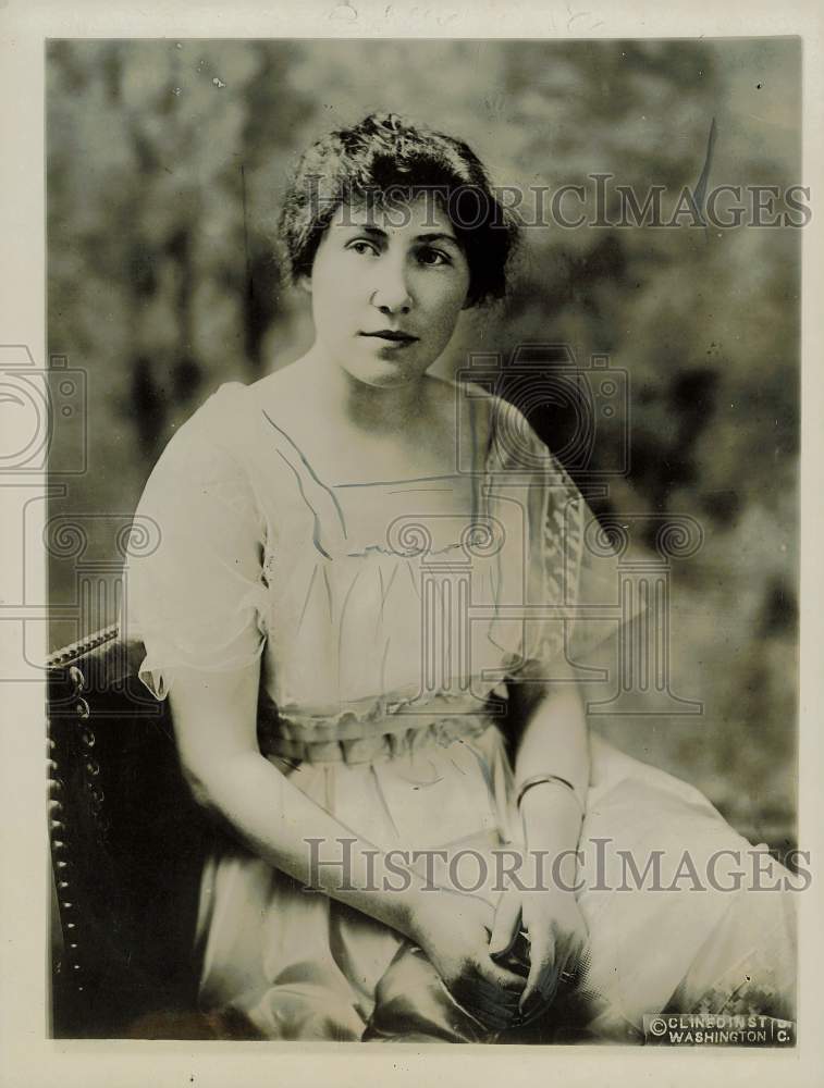 Press Photo Mrs. Bert C. Edwards, wife of Asheville physician - kfa11940- Historic Images