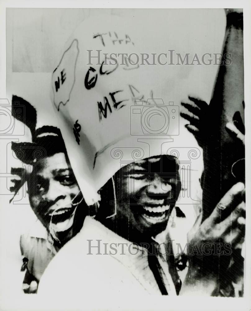 1970 Press Photo Jubilant Nigerian thanks God for war's end in Lagos.- Historic Images