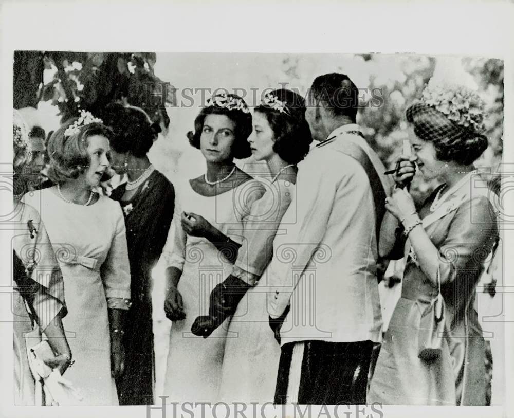 1964 Press Photo Princess Benedict takes photo of European royalty in Athens.- Historic Images