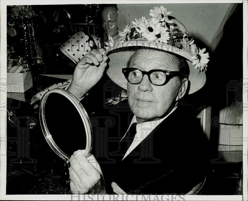 1968 Press Photo Jack Benny tries on a hat he might buy for his wife in New York- Historic Images