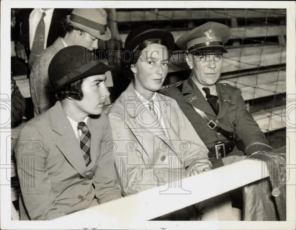 1936 Press Photo Mrs. John Whitney and guest watch Warrenton Horse Show.- Historic Images