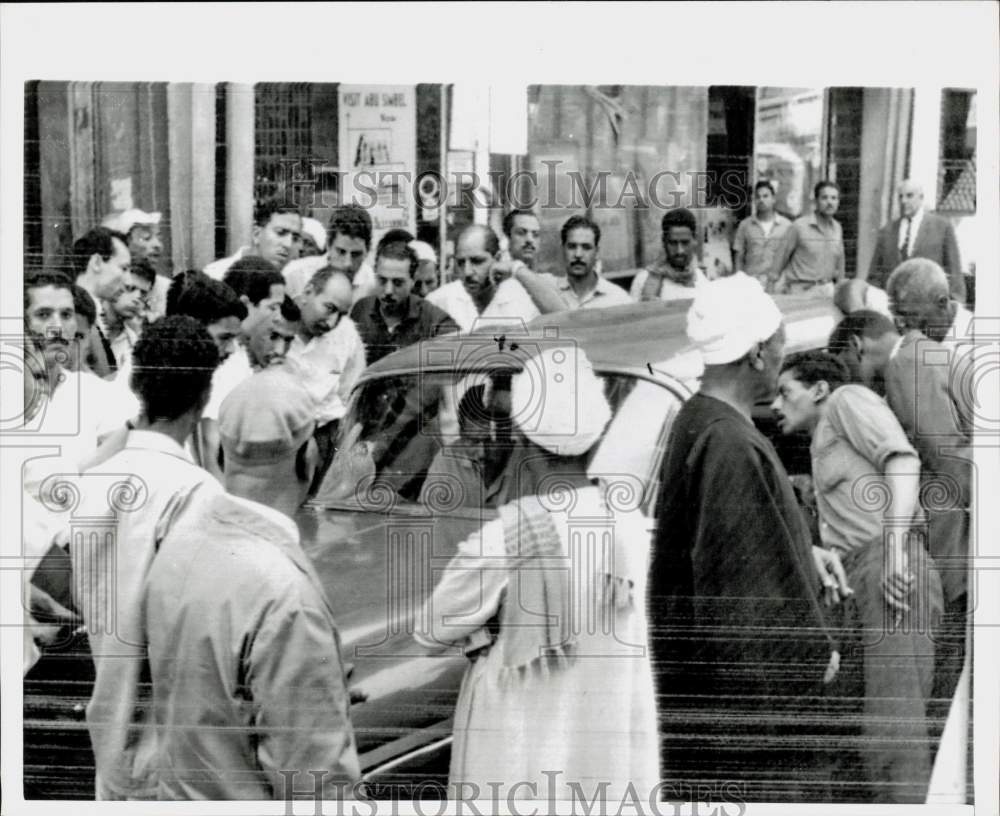 1967 Press Photo Crowd listens to news of war on car radio in Cairo - kfa20010- Historic Images