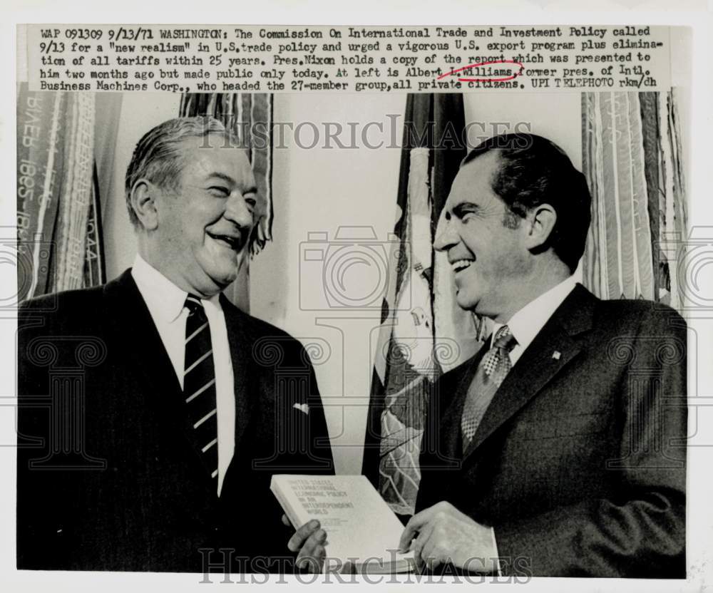 1971 Press Photo Richard Nixon &amp; Albert Williams show trade report in Washington- Historic Images