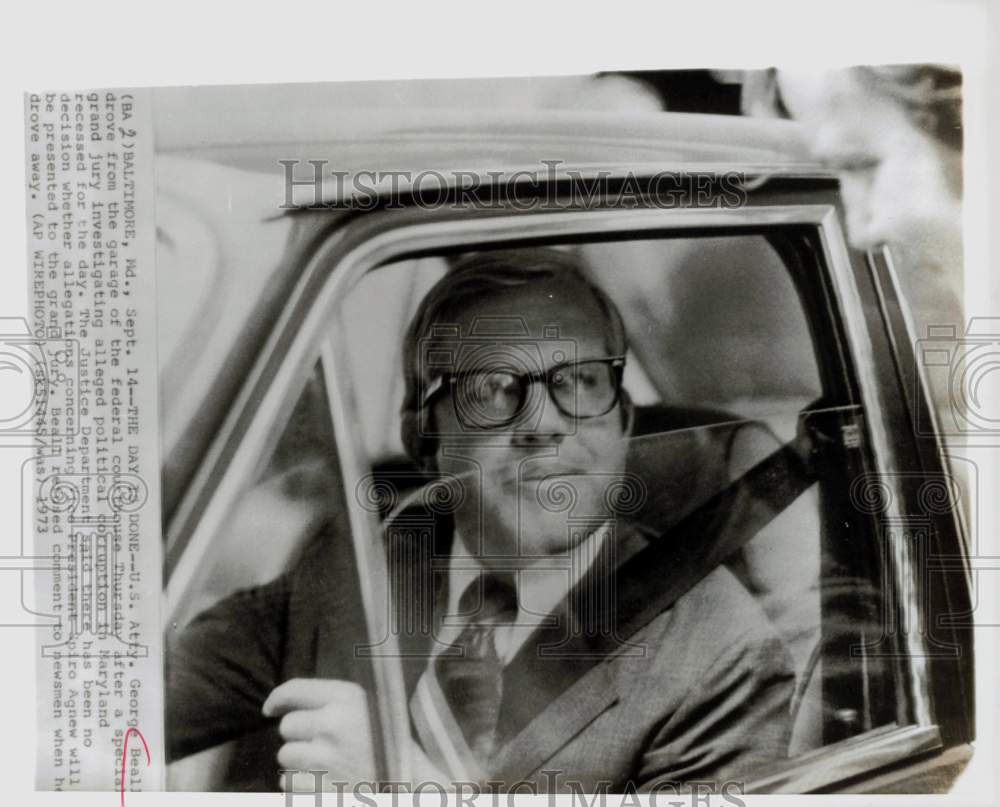 1973 Press Photo Attorney George Beall leaving federal courthouse in Baltimore- Historic Images