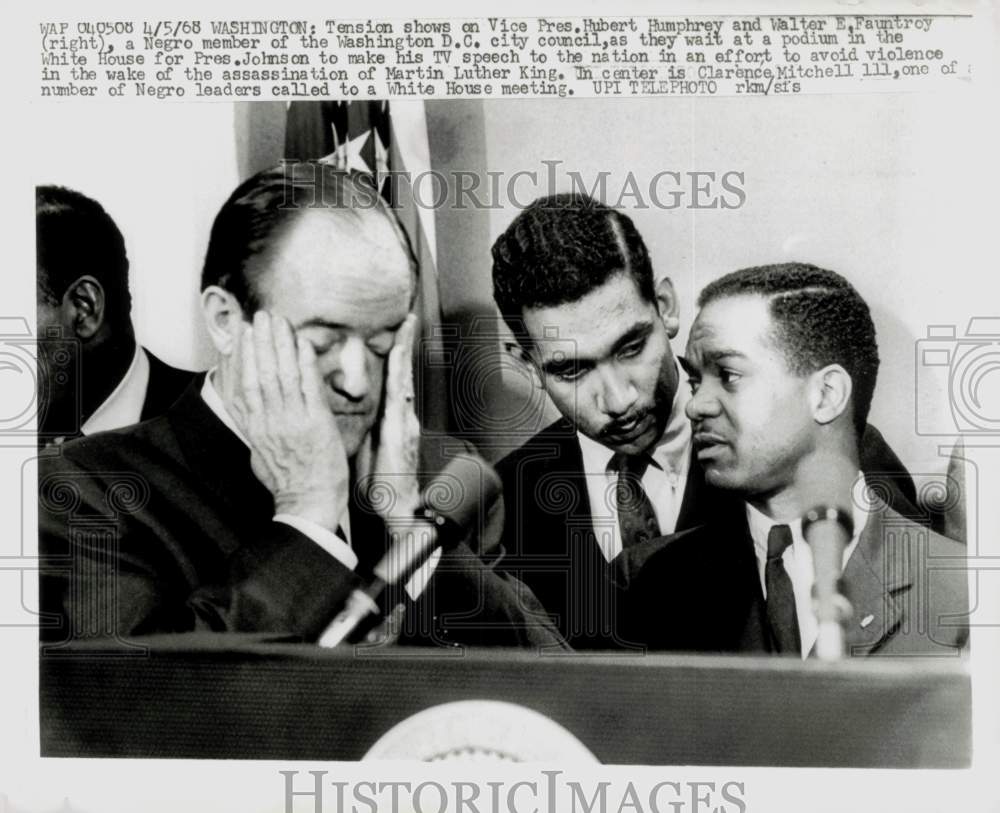 1968 Press Photo VP Humphrey & Walter Fauntroy at the podium in the White House- Historic Images