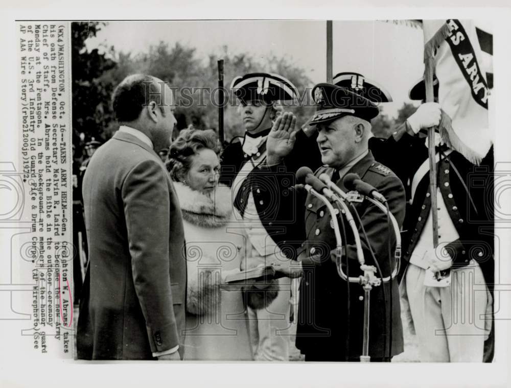 1972 Press Photo Creighton Abrams takes his oath from Melvin Laird in Washington- Historic Images