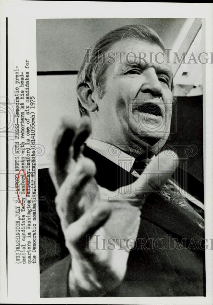 1975 Press Photo Terry Sanford talks to reporters at Washington press conference- Historic Images