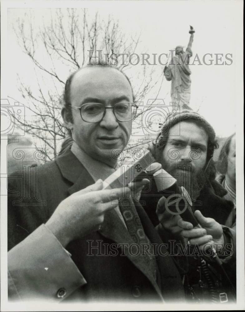 1971 Press Photo Peter Weiss speaks with newsmen near the Statue of Liberty, NY- Historic Images