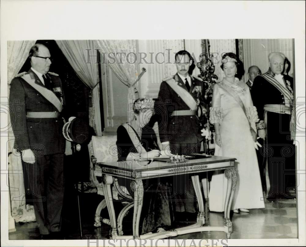 1964 Press Photo Grand Duchess Charlotte of Luxembourg signs abdication papers- Historic Images