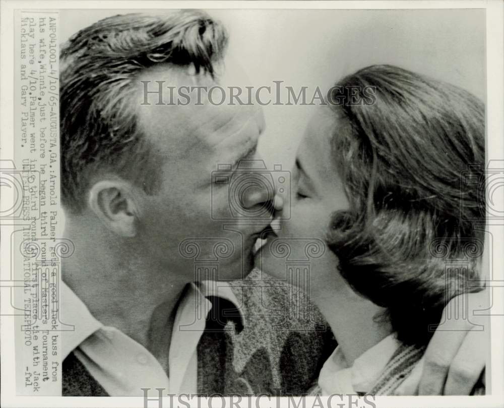 1965 Press Photo Arnold Palmer gets kiss from wife Winnie before game in Augusta- Historic Images