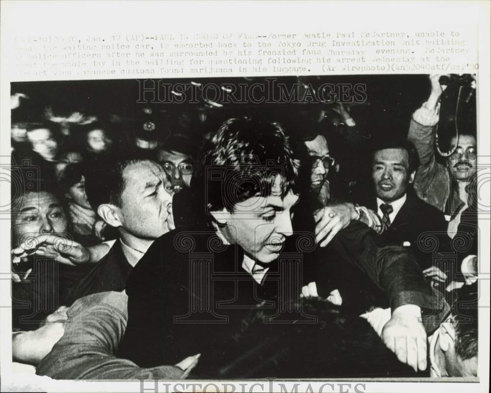 1980 Press Photo Former Beatle Paul McCartney surrounded by fans in Tokyo- Historic Images