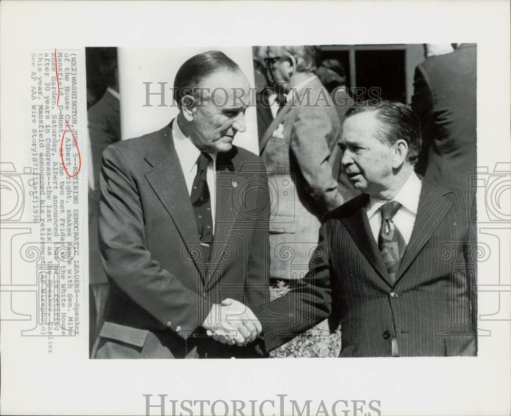 1976 Press Photo House Speaker Carl Albert and Sen. Mike Mansfield shake hands- Historic Images