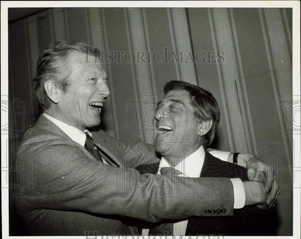 1979 Press Photo John Lindsay & Robert Merrill share a laugh at NY Hilton Hotel- Historic Images