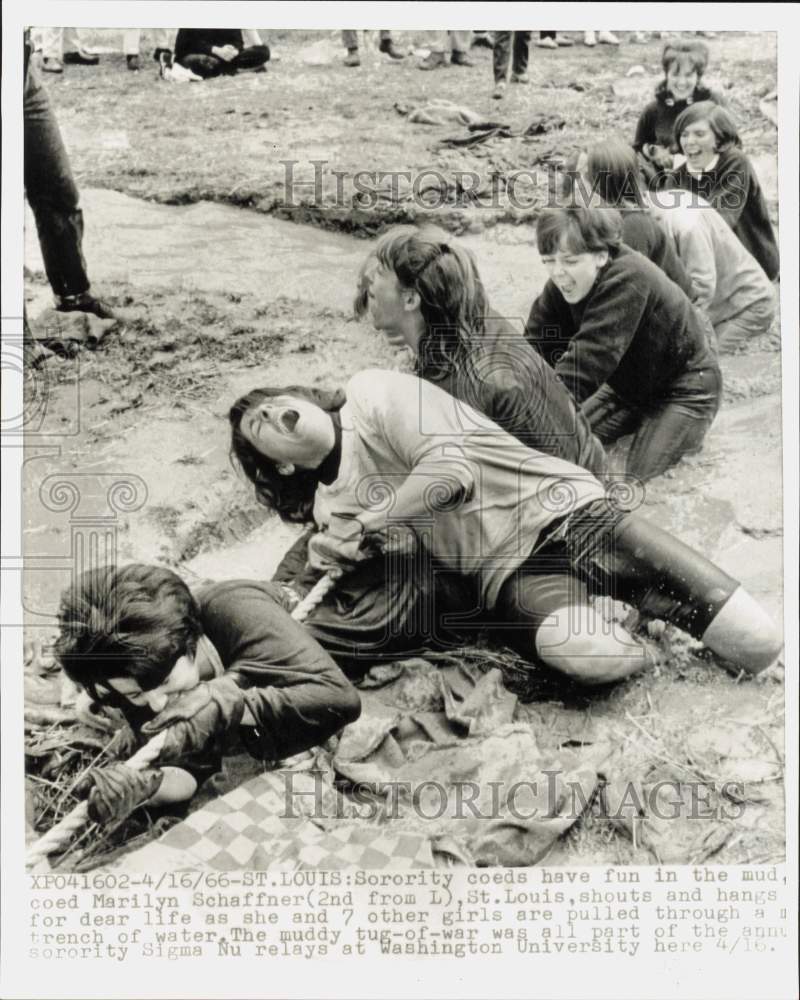 1966 Press Photo Sigma Nu sorority coeds play tug-o-war at Washington University- Historic Images