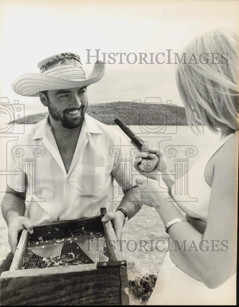 1965 Press Photo Judy asks Lloyd Russell about pistol unearthed along the beach- Historic Images