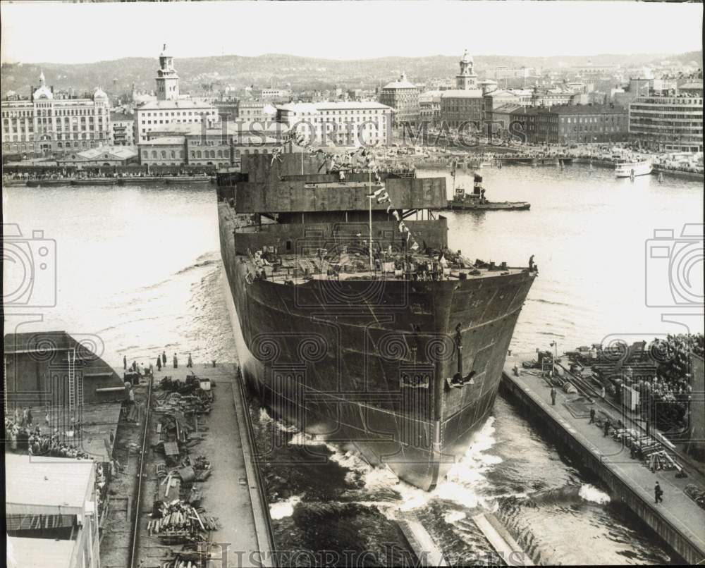 1965 Press Photo A 40,000-ton tanker launched in a yard at Gothenburg, Sweden- Historic Images