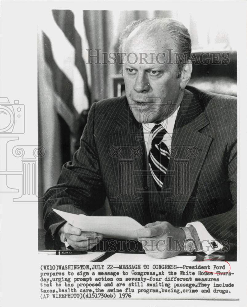 1976 Press Photo Pres. Ford prepares to sign message to Congress at White House- Historic Images