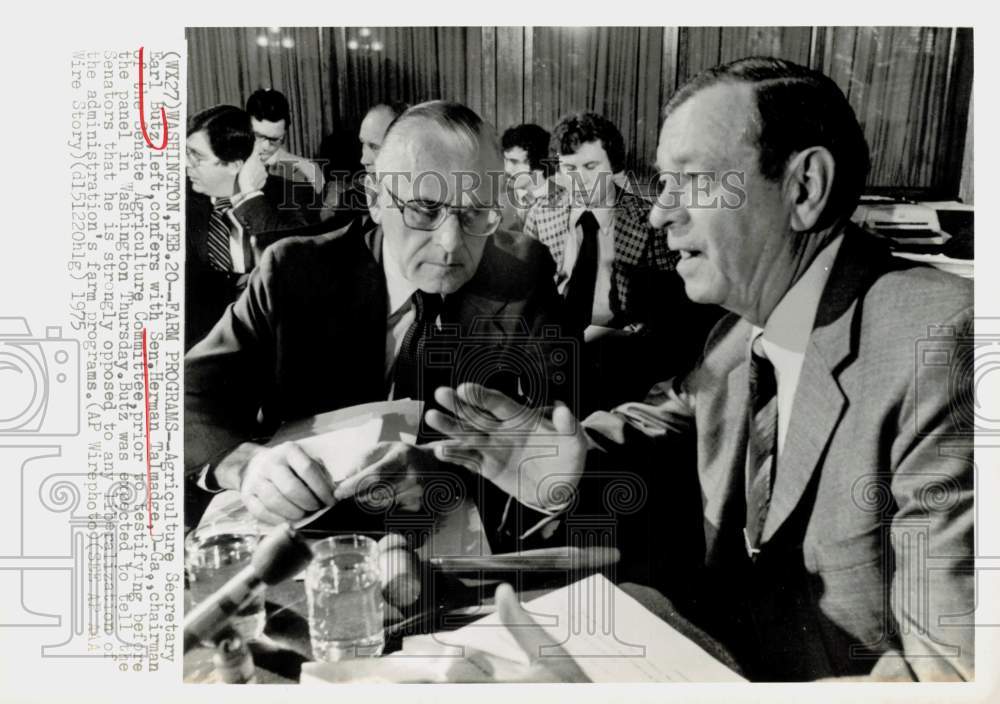 1975 Press Photo Agriculture Sec. Earl Butz, Sen. Herman Talmadge confer in DC- Historic Images