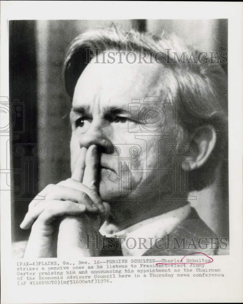 1976 Press Photo Charles Schultze listens to Pres.-elect Jimmy Carter in Georgia- Historic Images