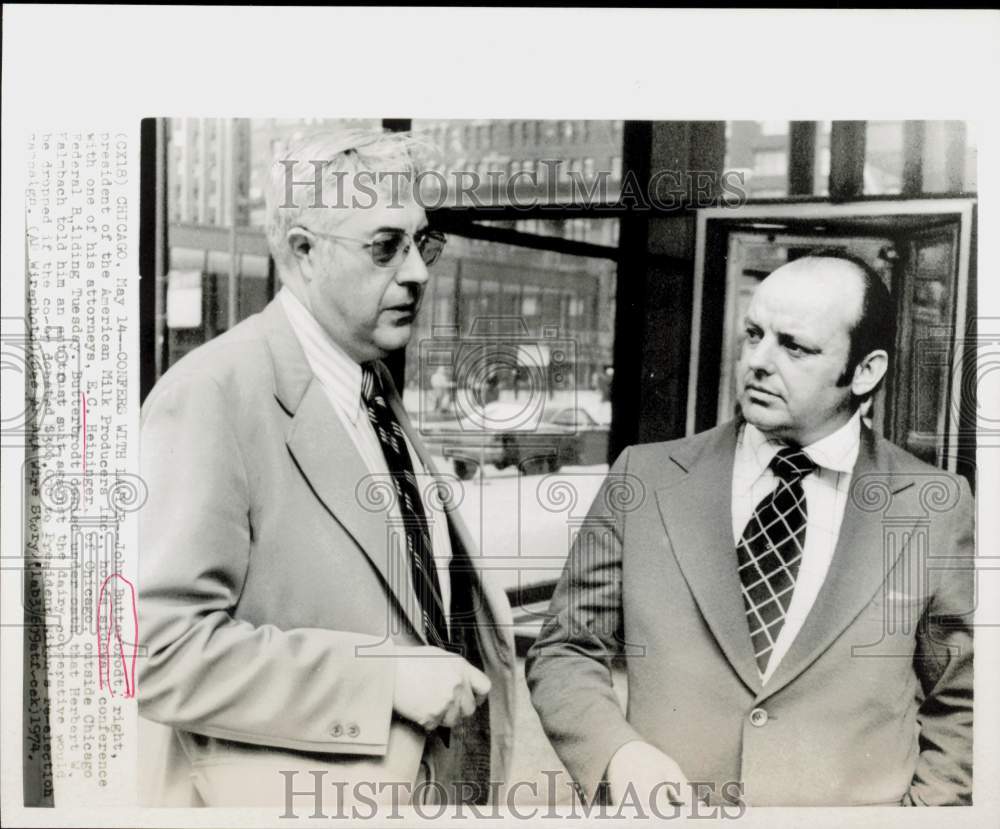 1974 Press Photo EC Heininger and John Butterbrodt outside Chicago Federal Bldg.- Historic Images