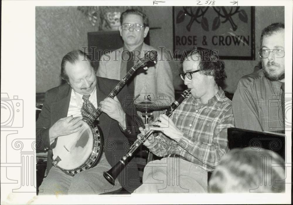 1978 Press Photo Woody Allen jams with friends at Michael&#39;s Pub in New York- Historic Images