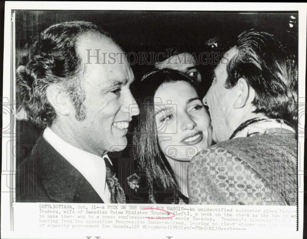 1972 Press Photo Supporter kisses Margaret Trudeau at press conference in Ottawa- Historic Images