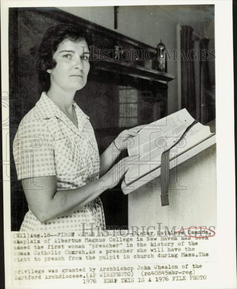 1976 Press Photo Sister Kathleen Cannon prepares sermon at New Haven church- Historic Images