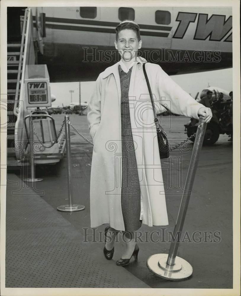 Press Photo T.V. comedian Ann B. &quot;Schultzy&quot; Davis boards TWA plane in New York- Historic Images