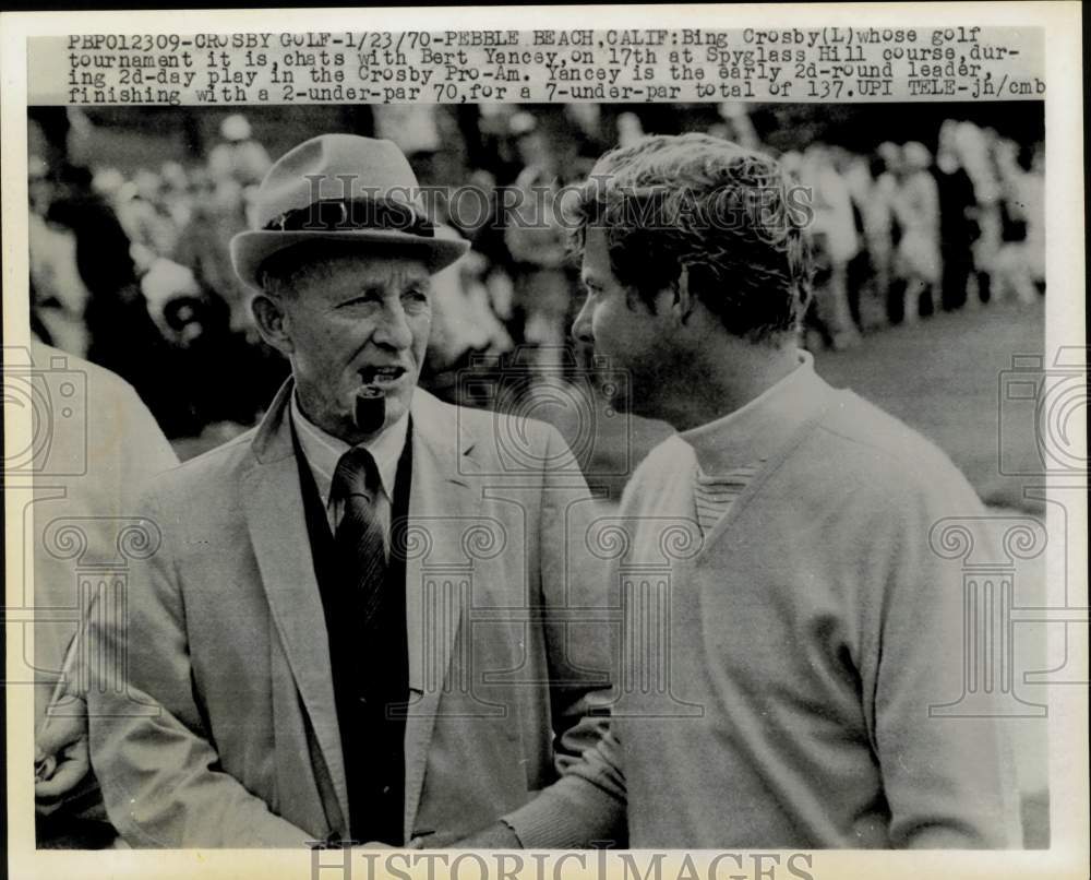 1970 Press Photo Bing Crosby chats with Bert Yancey, Pebble Beach CA golf course- Historic Images