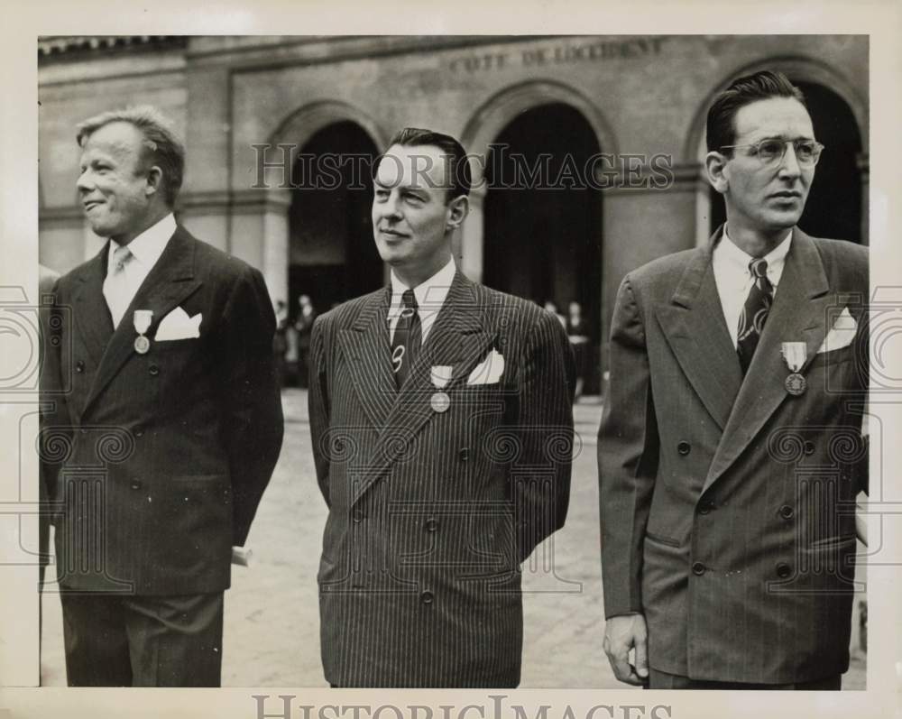 1949 Press Photo Joe Willicombe and others honored by French Minister in Paris- Historic Images