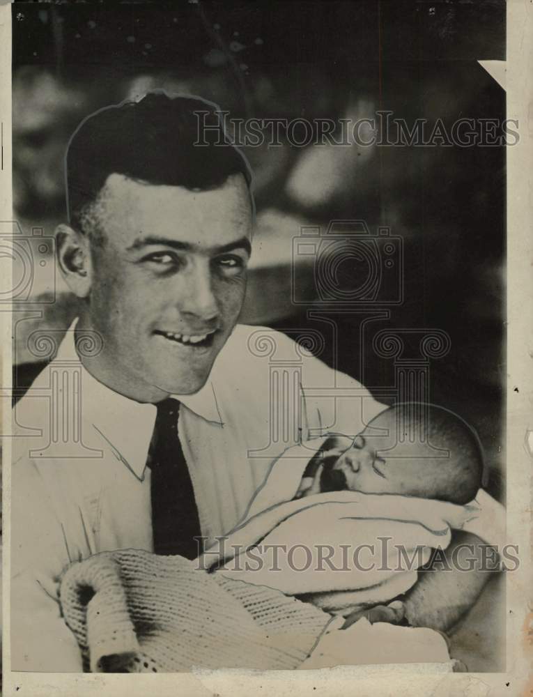 1922 Press Photo Chicago ball player Arnold Stats, with his new daughter in LA.- Historic Images