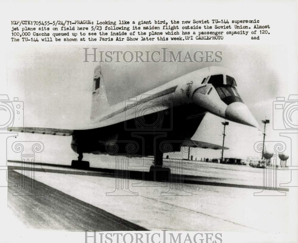 1971 Press Photo Soviet supersonic TU-144 jet plane on field in Prague- Historic Images