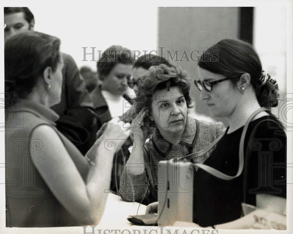 1969 Press Photo Visitors at Self Guided Museum Exhibition - kfx16169- Historic Images