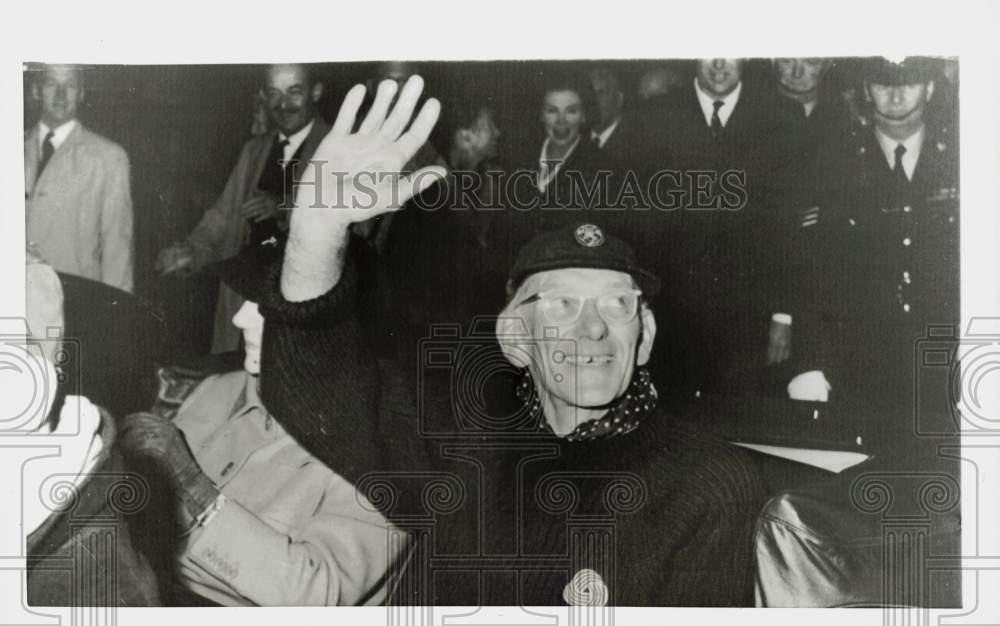 1967 Press Photo Adventurer Sir Francis Chichester waves in Plymouth, England- Historic Images