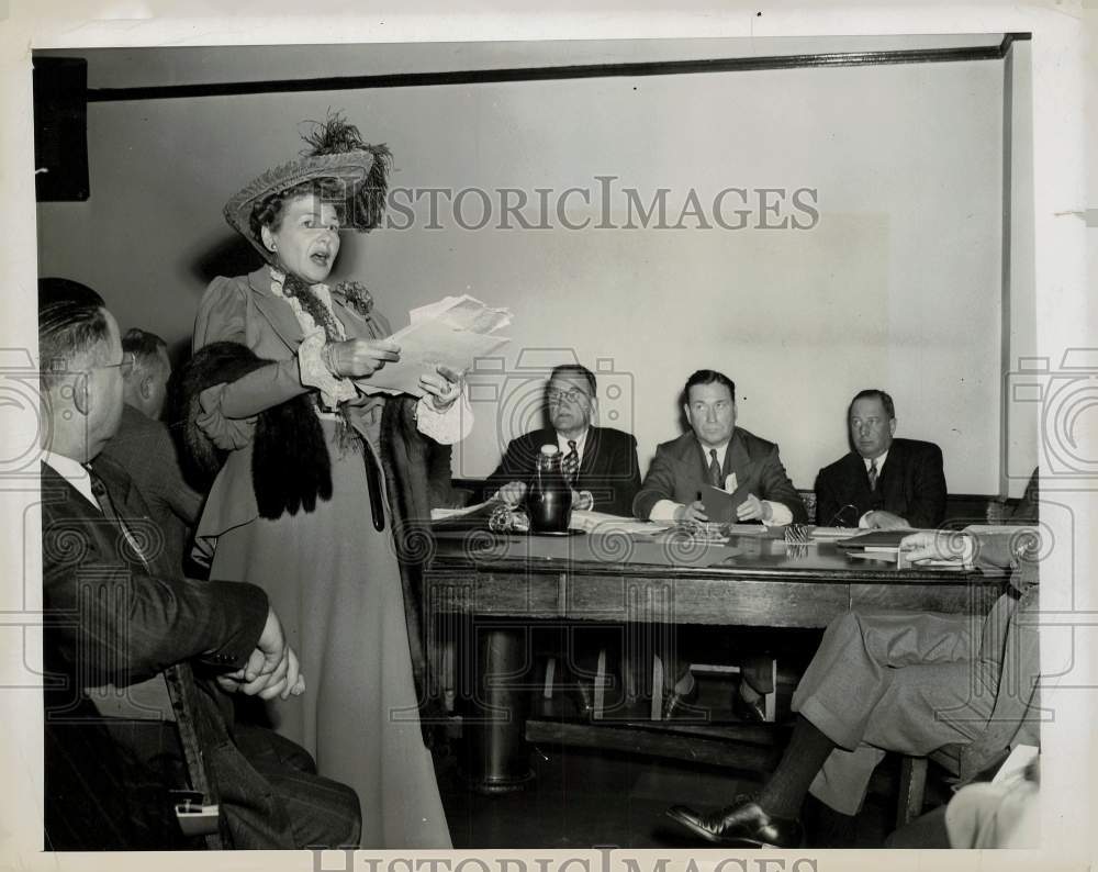 1949 Press Photo U.S. Steel Shareholder Wilma Soss, CEO Irving S. Olds, Hoboken- Historic Images