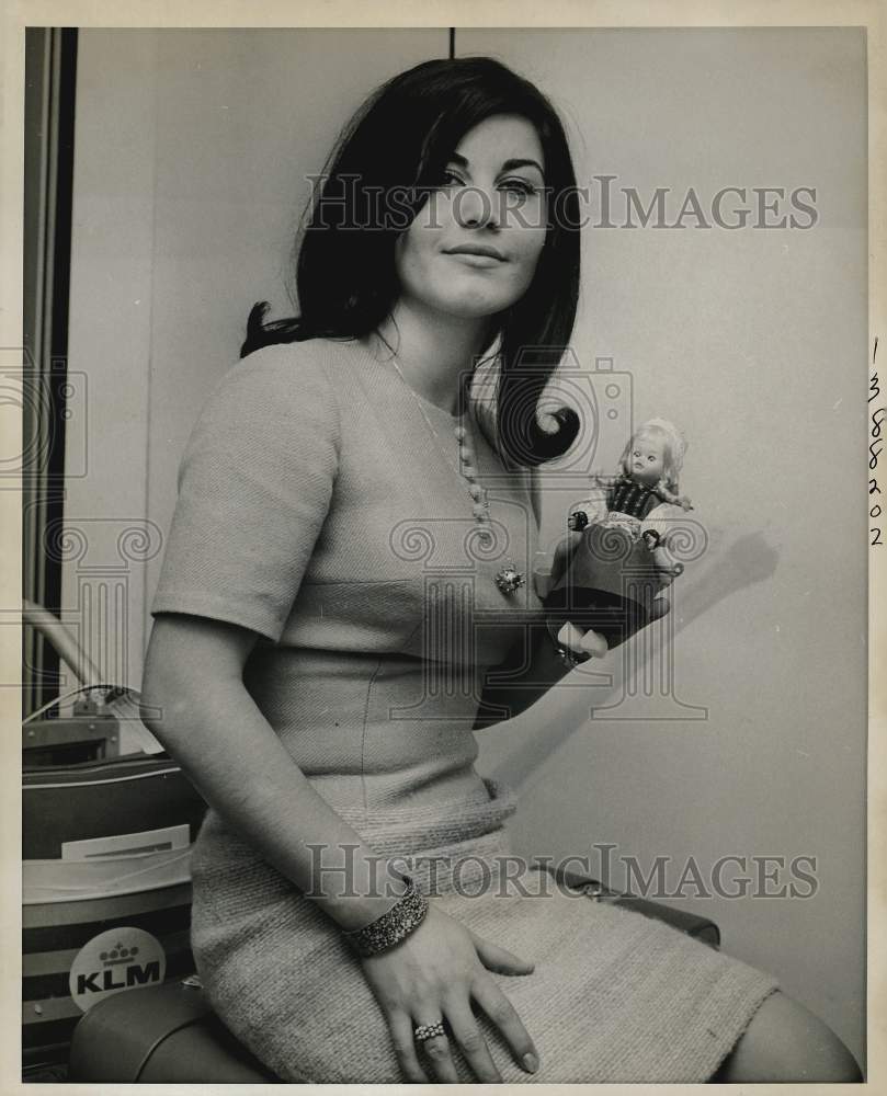 Press Photo Sadighe Banai at Kennedy International Airport - kfx26707- Historic Images