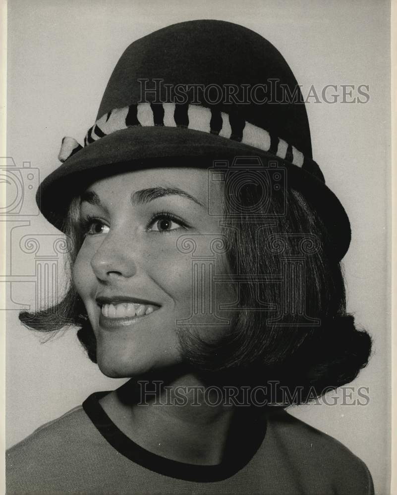 1965 Press Photo Deborah Bryant models a green velour fedora in New York- Historic Images