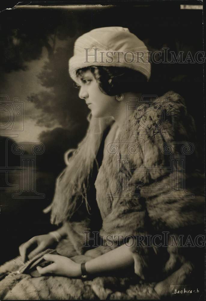 Press Photo Miss Helen Foss of New York City wearing a fur coat - kfx28174- Historic Images