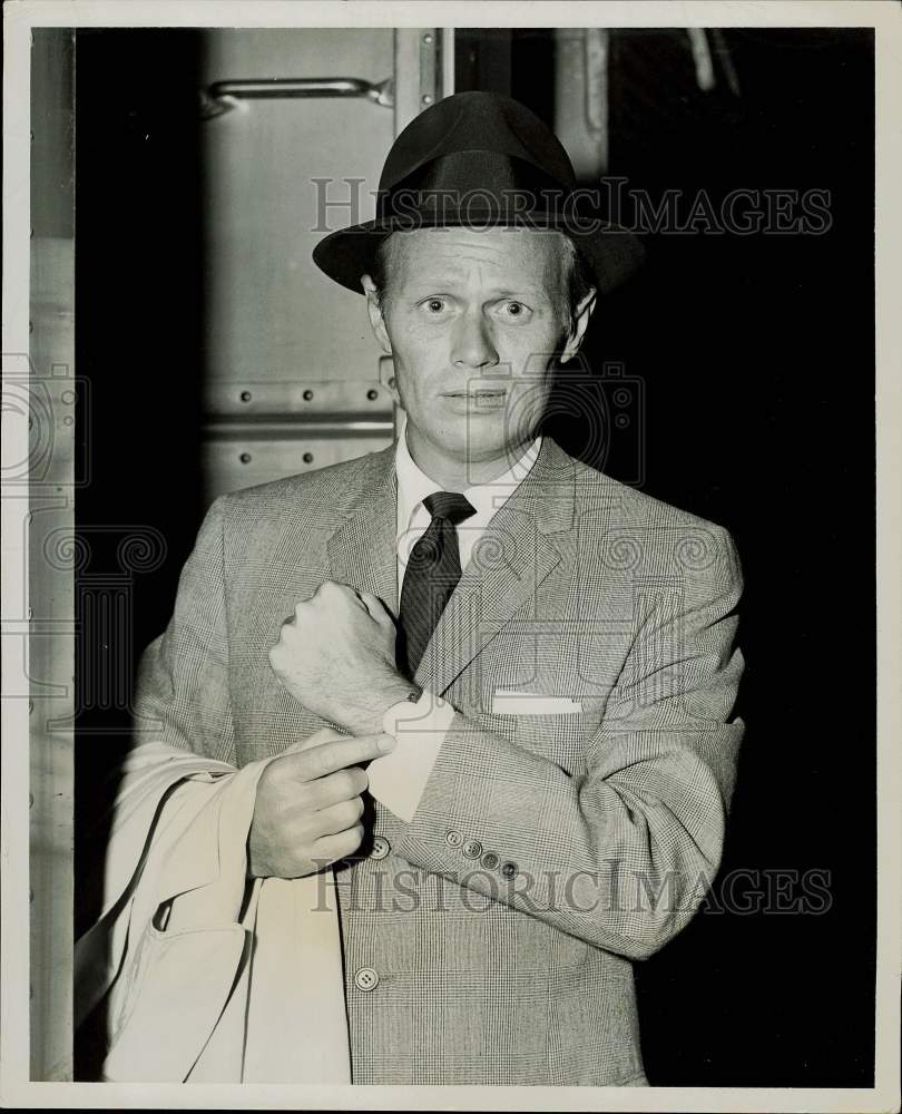 Press Photo Richard Widmark, actor, arrives in New York for movie premiere.- Historic Images