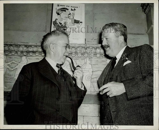 1940 Press Photo Dr. Dafoe & Dr. Clendening Having a Chat - kfx36999- Historic Images