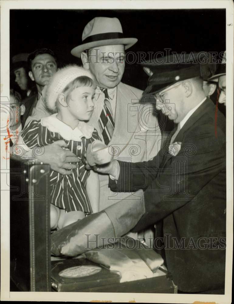 1935 Press Photo Wallace Beery and daughter Carol Ann go through customs in NYC- Historic Images