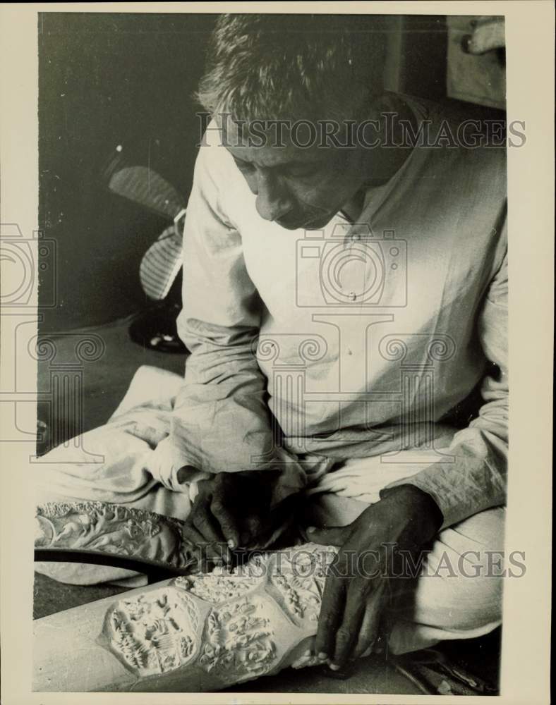 1967 Press Photo Ivory carver Bhagat Bhim Sen in his workshop in New Delhi India- Historic Images
