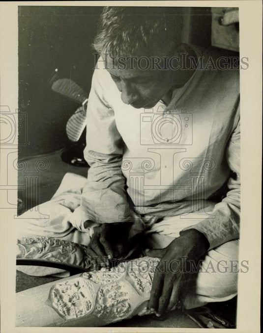 1967 Press Photo Ivory carver Bhagat Bhim Sen in his workshop in New Delhi India- Historic Images