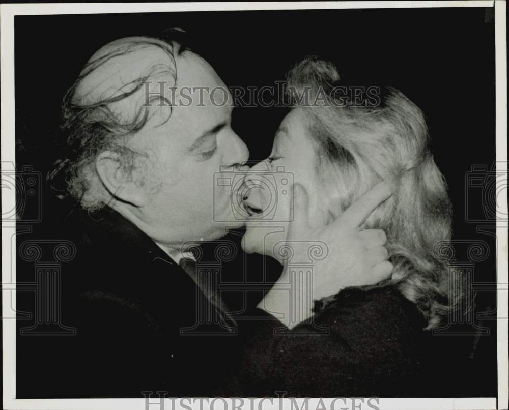 1971 Press Photo Comic Zero Mostel Nuzzles Actress Lauren Bacall at Tony Party- Historic Images