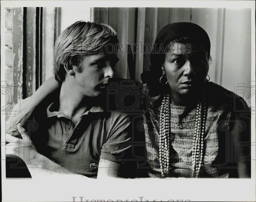 1969 Press Photo Pearl Bailey and Beau Bridges in &quot;The Landlord&quot; - kfx46328- Historic Images